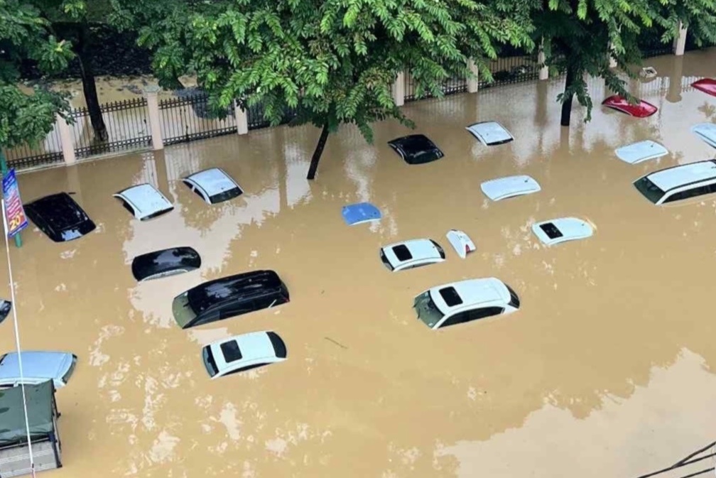 Thai Nguyen chim trong bien nuoc, oto ngap khong thay hinh dang hinh anh