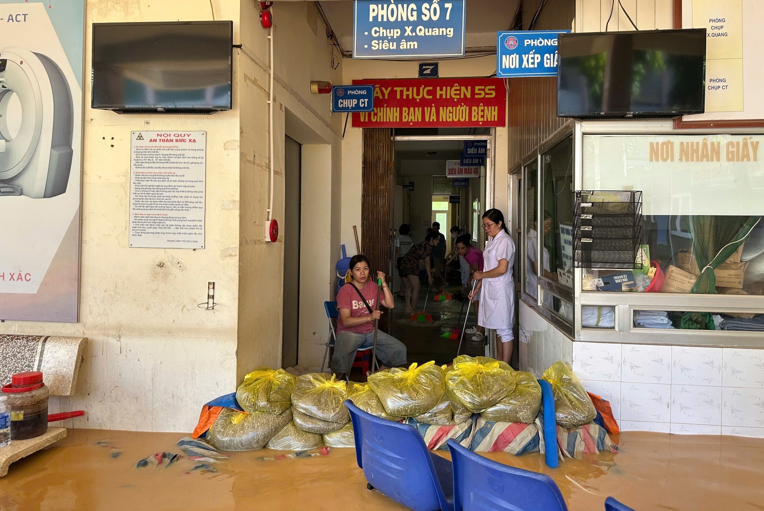 Trung tam y te o Lang Son ngap lich su, xe cuu thuong hu hong do nuoc lu hinh anh