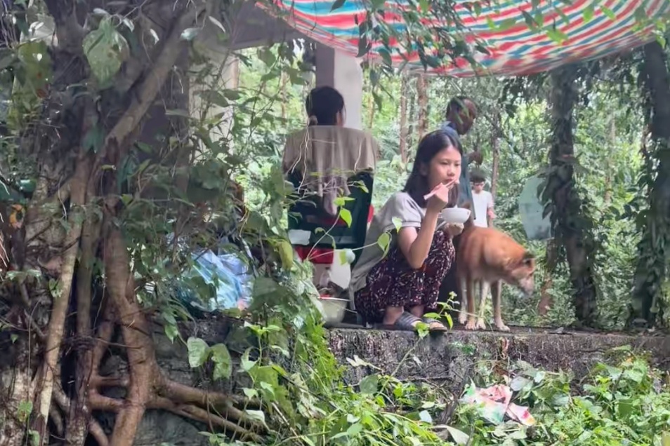 Nguoi dan Lang Son len nui chay lu, ngu trong mieu vi nuoc ngap noc nha hinh anh