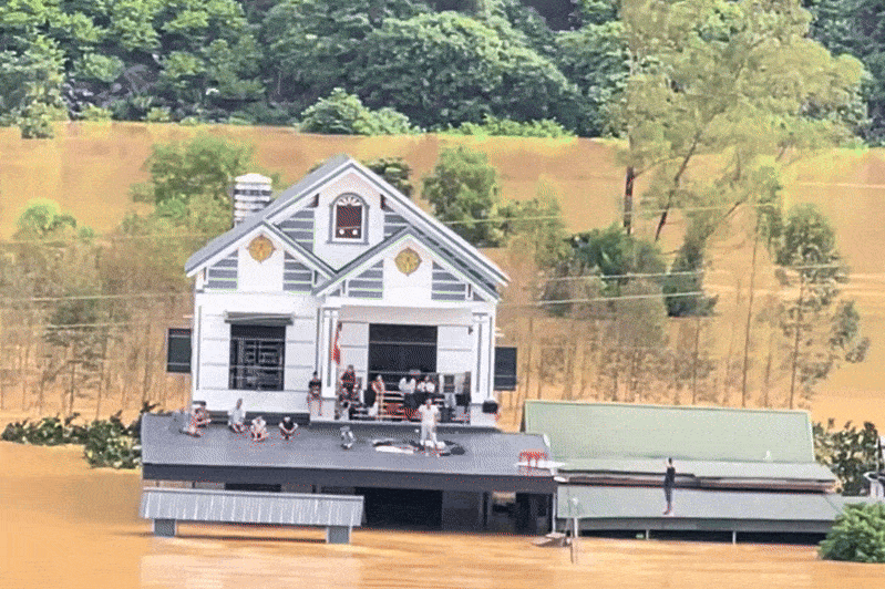 '3 ngay len nui chay lu, chong toi chi co mot chiec quan tren nguoi' hinh anh