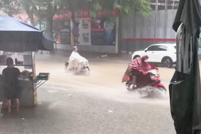 Ha Noi ngap mot so tuyen pho sau con dong 20 phut hinh anh