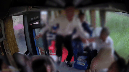 Tai xe bi bo con chu re danh, dap tui bui vi tu choi cho di don dau hinh anh