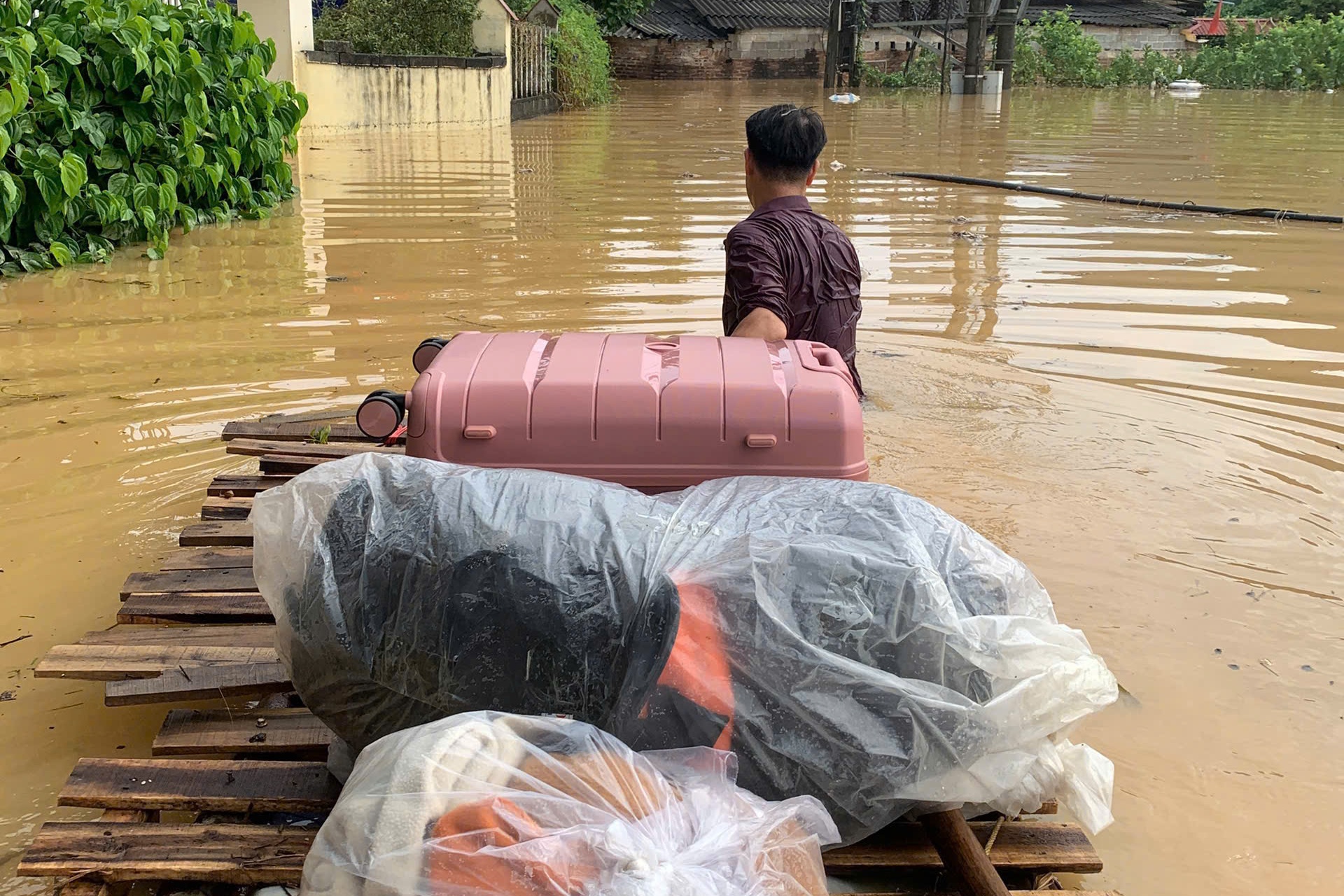Xuc dong canh bo keo be boi giua lu dua con gai ra san bay di du hoc hinh anh