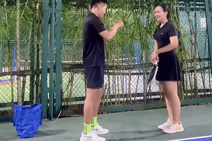 Co gai duoc 'thay' cau hon tren san pickleball o TP.HCM hinh anh