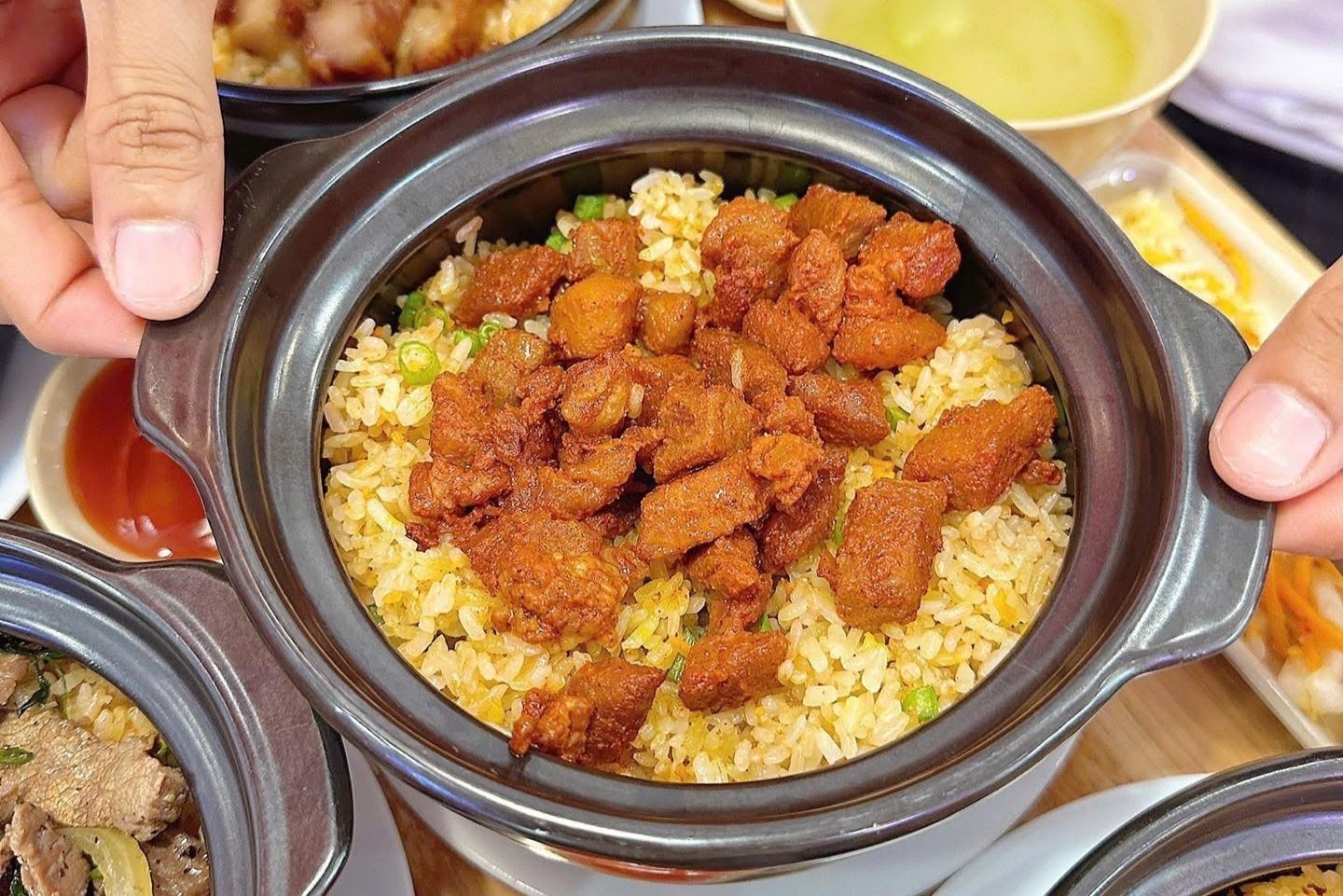 Chuoi com tho bi chi trich vi phat ngon ve thuc an co gian, co xoong hinh anh