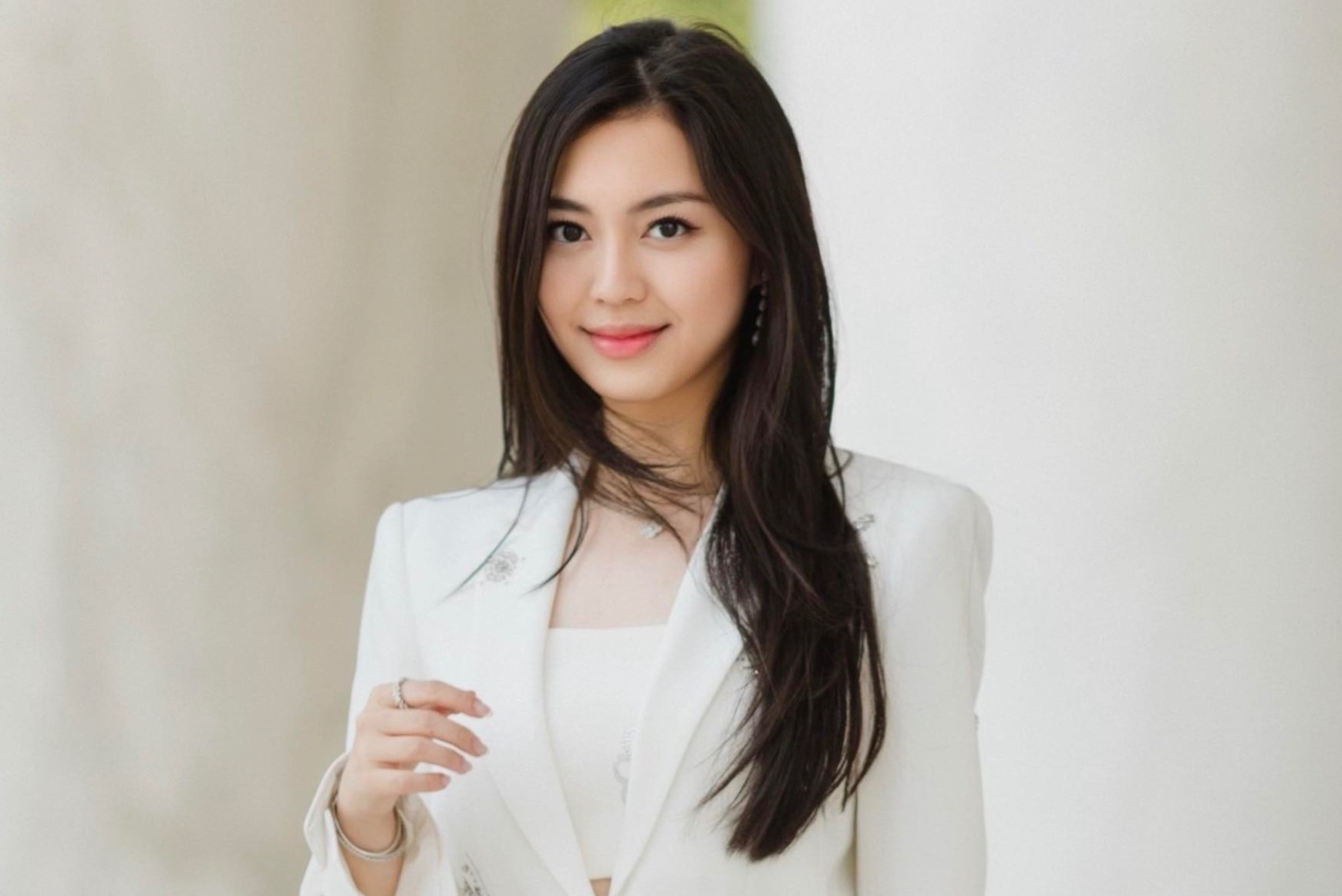 'Tieu thu nghin ty' sap cuoi thieu gia Phan Hoang khoe tui hieu hinh anh