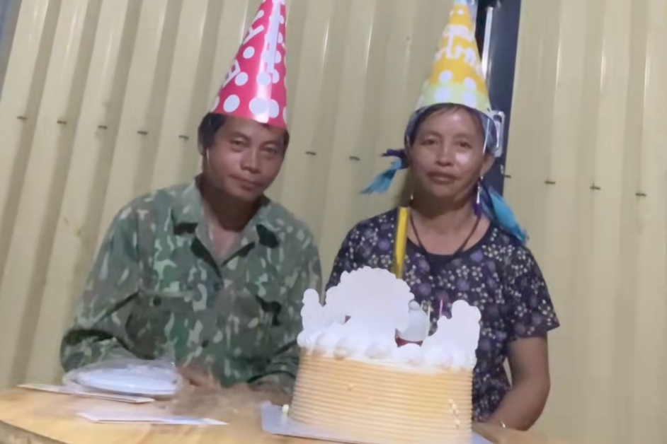 Bo me vung cao hanh phuc khi lan dau duoc con to chuc sinh nhat hinh anh