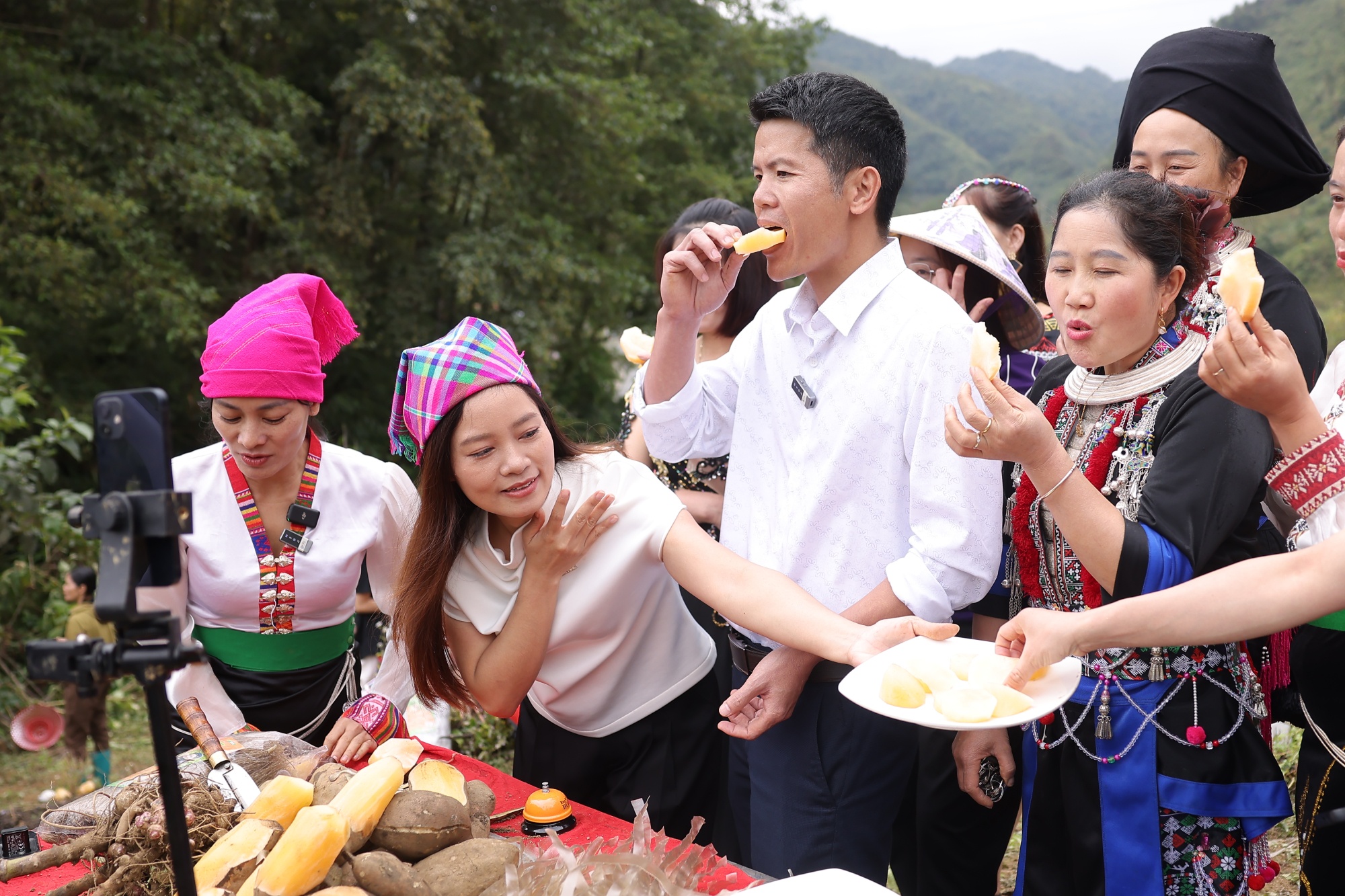 Chu tich xa o Lao Cai lan dau len livestream cung ba con ban nong san hinh anh