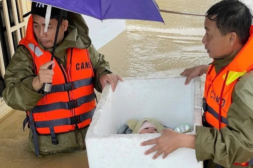 Em be nam ngoan trong thung xop khi duoc so tan khoi vung lu Da Nang hinh anh