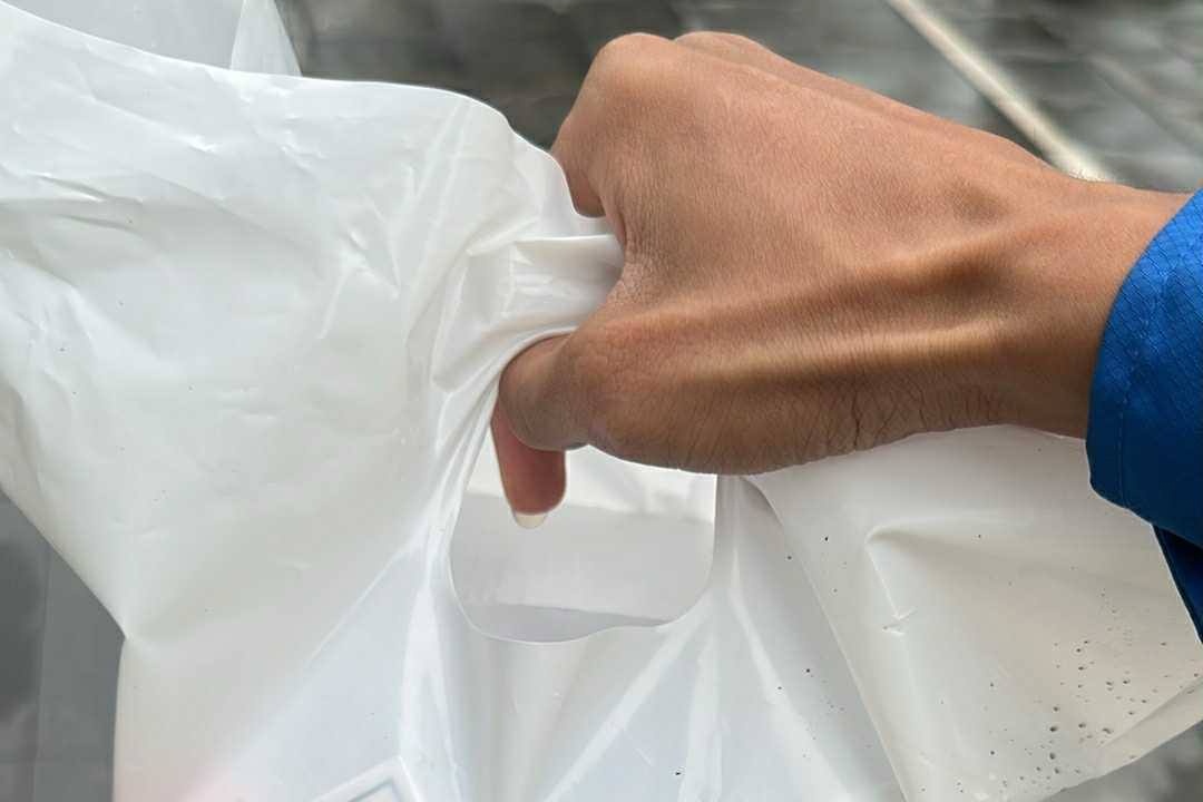 Shipper 'cau cuu' vi lam roi goi hang tri gia 14 trieu tren duong hinh anh