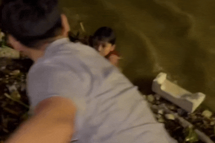 Thot tim phut cuu be trai troi dat tren song Han giua lu du trong dem hinh anh