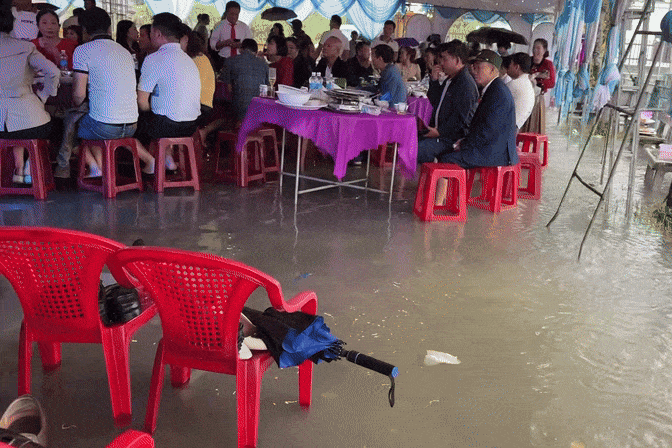 Mưa lũ ngập rạp cưới Quảng Trị, quan khách xắn quần ngồi ăn cỗ