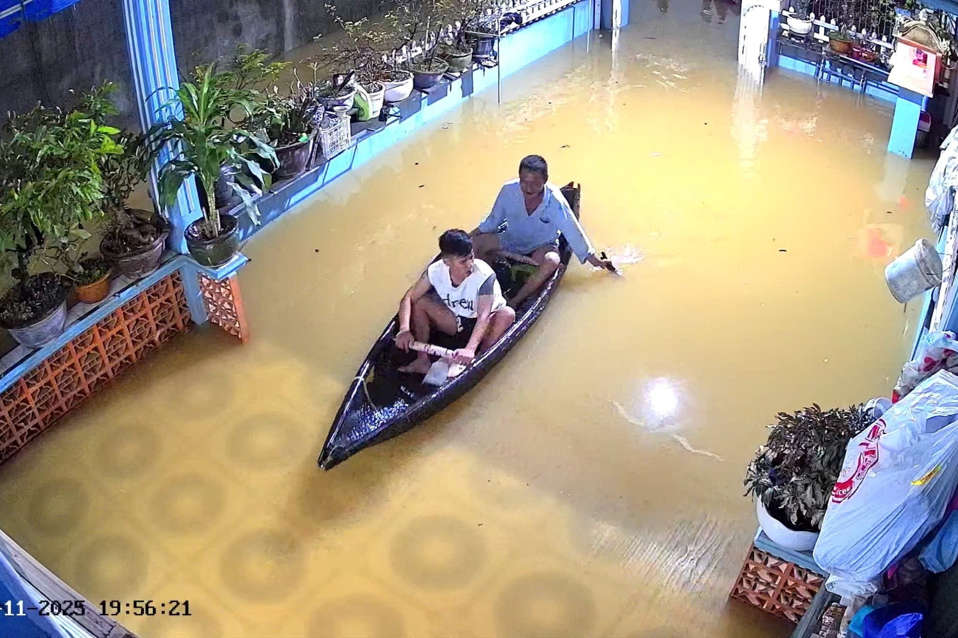 Chang trai Hue sang di lam bang oto, chieu ve bang ghe vi nha ngap hinh anh