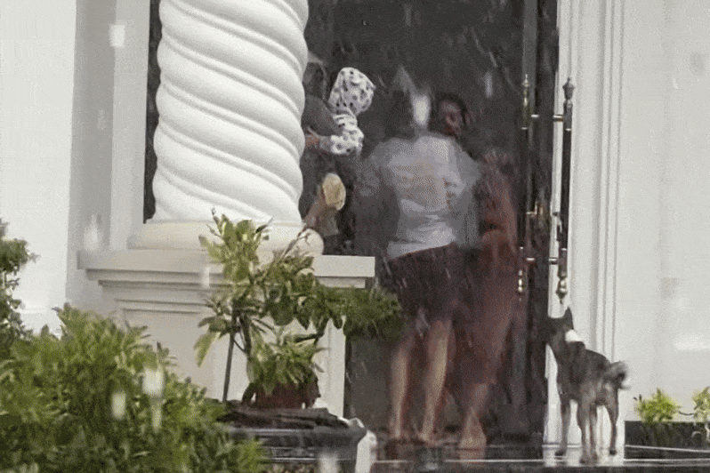 Am long chu biet thu Gia Lai mo cua cho hang xom tru bao Kalmaegi hinh anh