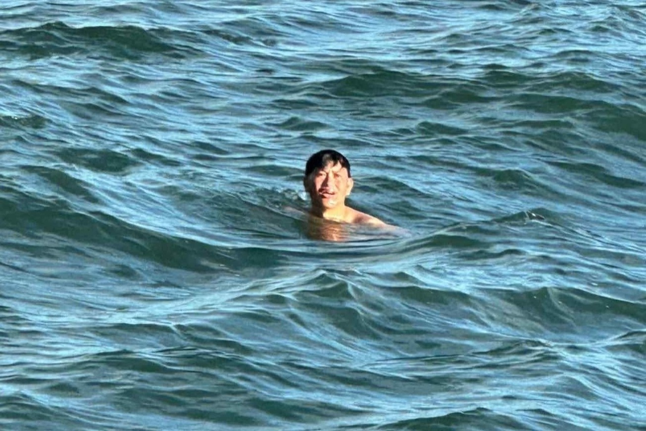 Tinh trang cua 3 nguoi troi dat tren bien trong bao so 13 Kalmaegi hinh anh