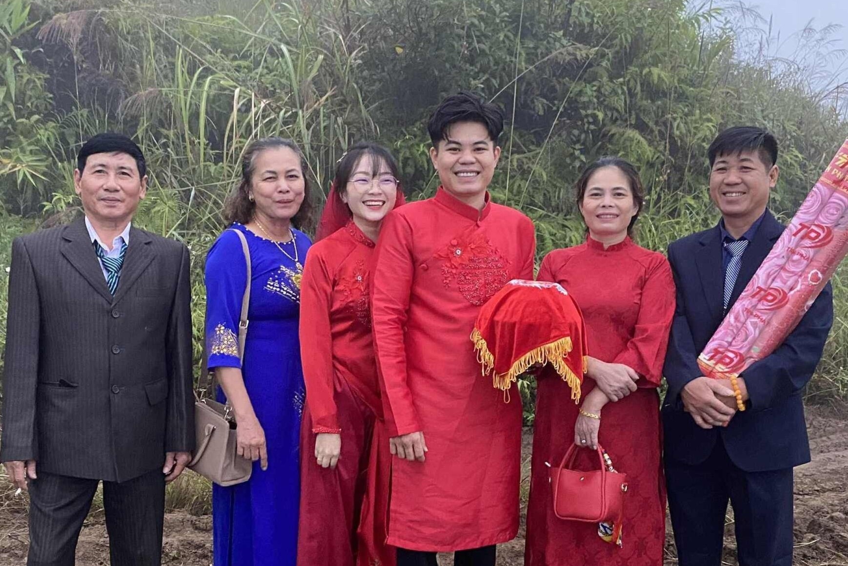 Nha trai di 600 km, loi duong dat 2 km de don co dau Lai Chau hinh anh