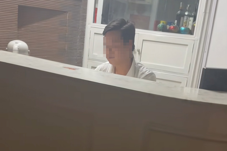 Khach khau chien voi le tan khach san vi bi huy phong luc 2h sang hinh anh