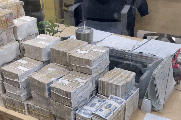 Nhân viên showroom hoảng hốt vì khách mang 253 triệu tiền lẻ mua ôtô