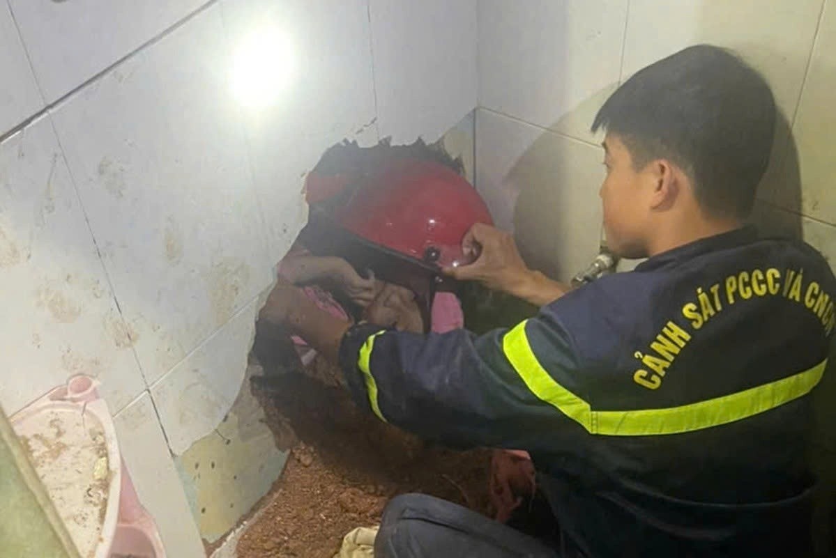 Nghet tho canh giai cuu be gai bi sat lo vui lap o Da Lat hinh anh