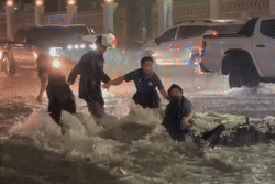 Quốc lộ 1 bất ngờ 'chìm trong biển nước', xe máy bị cuốn phăng