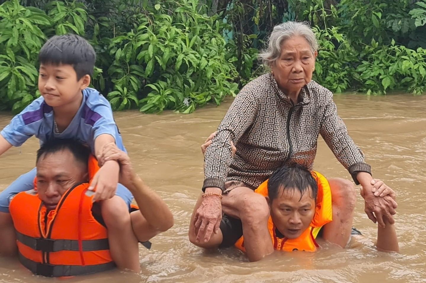 Canh tuong xuc dong, suat com nong hoi trong mua lu lich su hinh anh