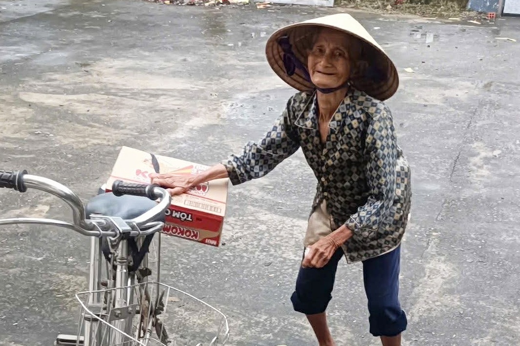 Cu ong ban ve so, cu ba ngheo gom tung thung mi gui tang vung lu hinh anh