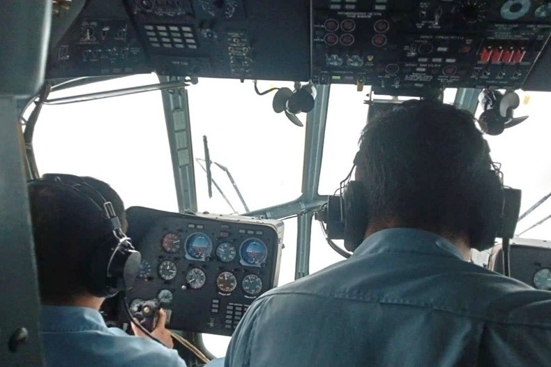 Truc thang quan doi bay vao vung lu co lap cuu tro nguoi dan Dak Lak hinh anh