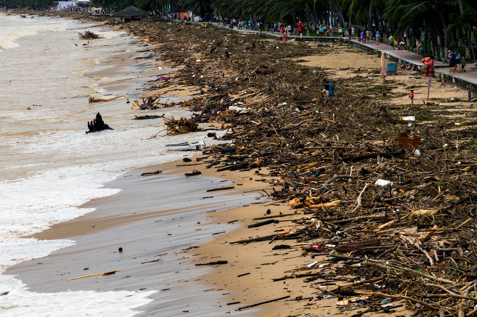 Bien Nha Trang tan ta sau lu lich su nhin tu flycam hinh anh