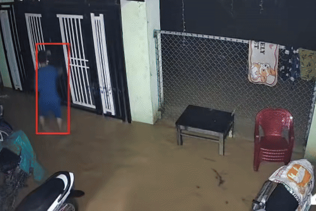 Hang xom dap cua luc 1h30, cuu ca gia dinh dang ngu khoi lu quet hinh anh