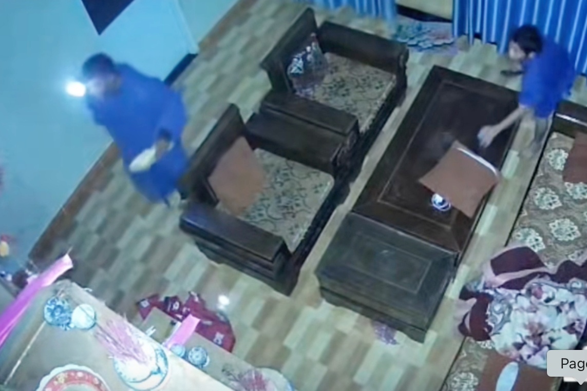 Dap cua nha hang xom giua dem de bao tin chay lu hinh anh