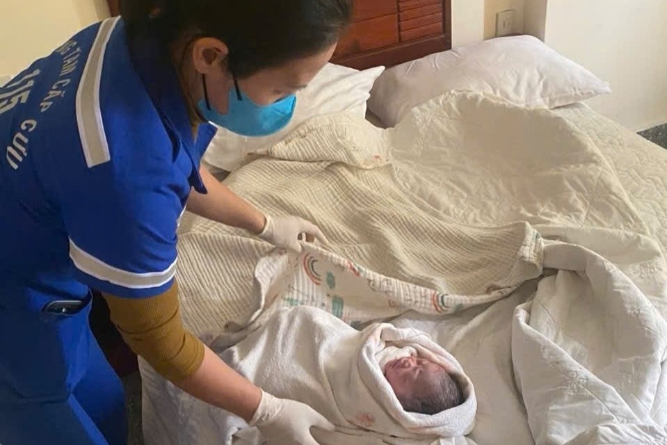 Em be chao doi ngay tai khach san so tan lu o Nha Trang hinh anh