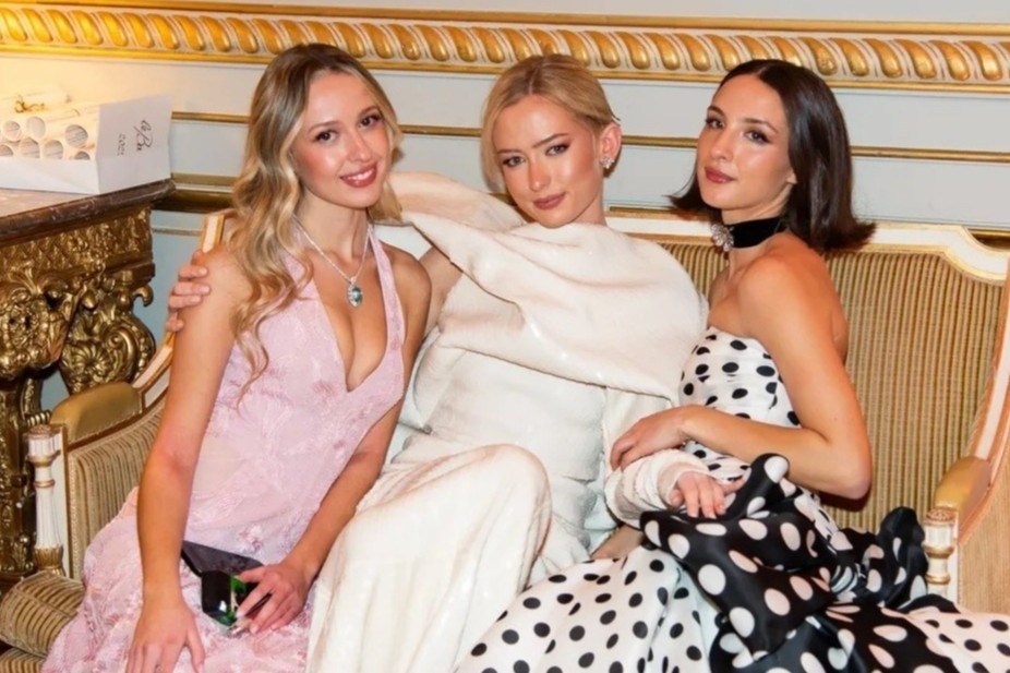 Ben trong tiec ra mat gioi thuong luu cua cac ai nu nha giau hinh anh