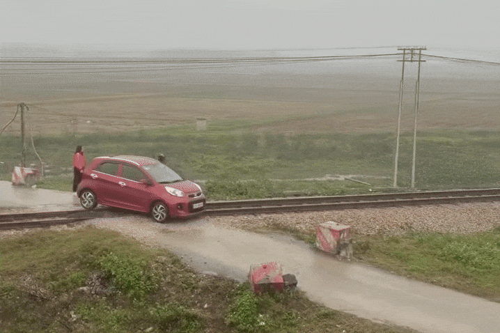 Khoanh khac tau hoa phanh gap 'cuu' oto dang mac ket giua duong ray hinh anh