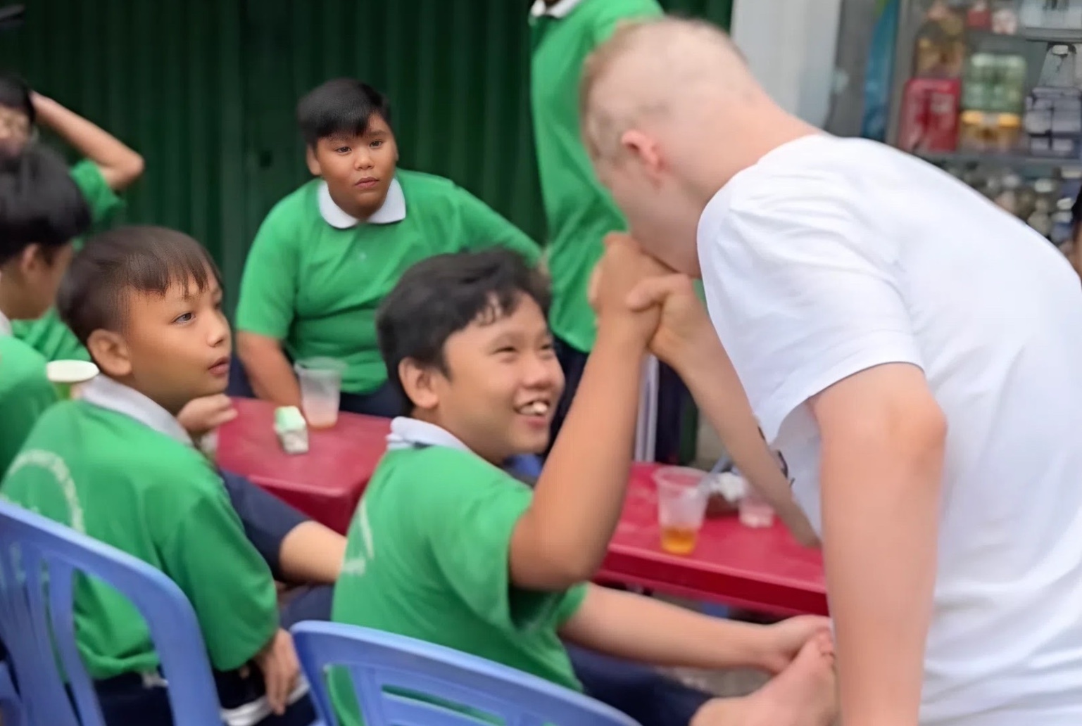 Cau be Down om, hon nhom hoc sinh TP.HCM gay xuc dong hinh anh