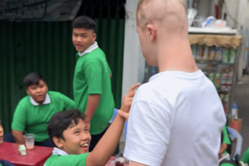 Ong bo Tay nhan bat ngo khi dua con trai Down dao pho TP.HCM hinh anh