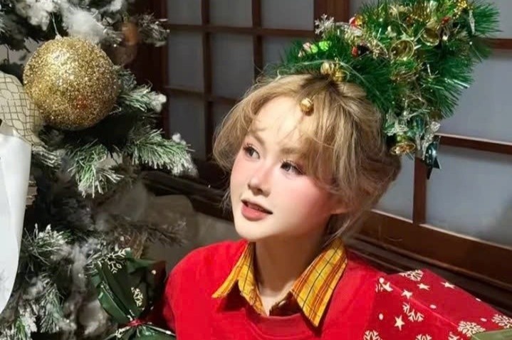 Gioi tre phat cuong voi trend buoc toc cay thong Noel sieu xinh hinh anh