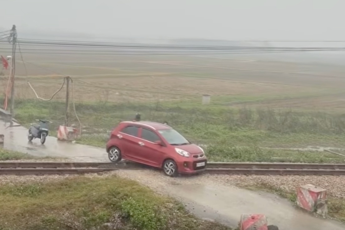 Khoanh khac tau phanh gap tranh tai nan voi oto ket tren duong ray hinh anh