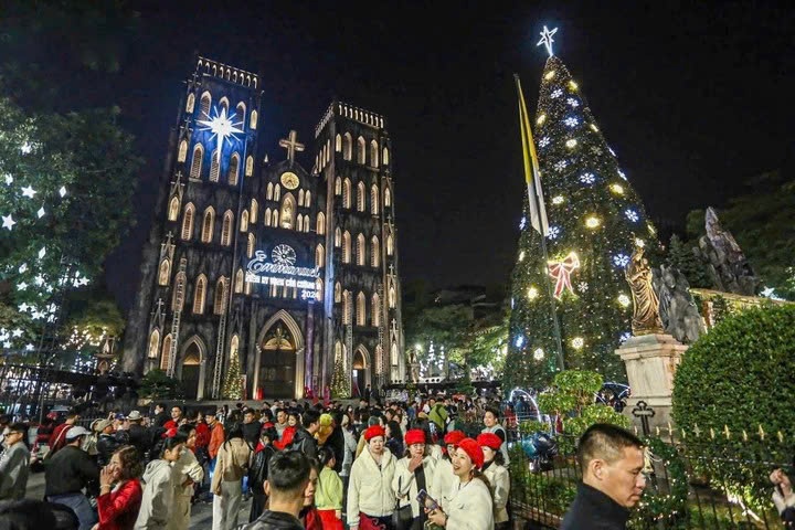 Le Giang sinh nam 2025 roi vao thu may? hinh anh