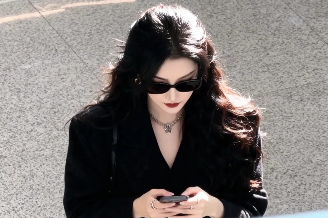 Ai dung sau trao luu thue nguoi ra san bay 'chup len' ram ro MXH? hinh anh