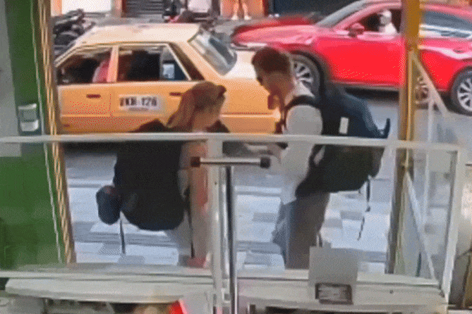 Thanh nien bi chi trich khap MXH vi bo mac co gai khi gap cuop hinh anh