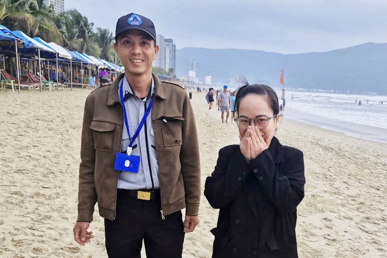 Cau cuu luc 5h sang vi roi nhan vang o bien Da Nang hinh anh