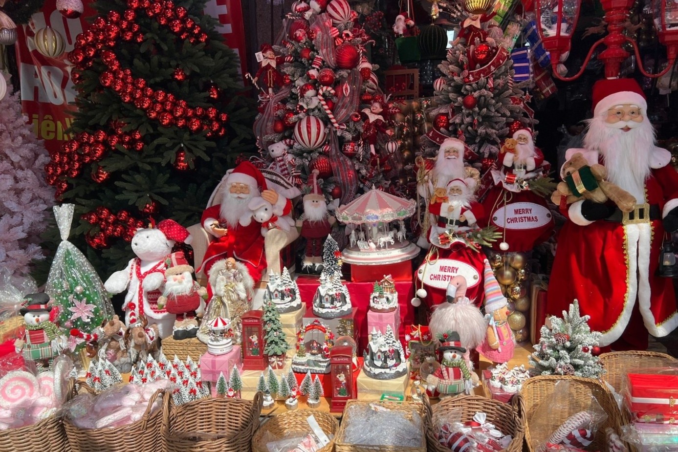 Do Noel gia 'sap san' van e khach o TP.HCM hinh anh