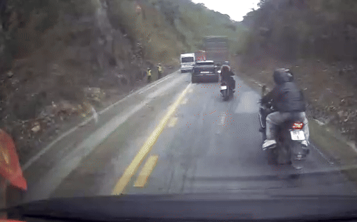 Tai xe chung kien 3 nguoi bi vui lap trong tich tac vi sat lo deo hinh anh