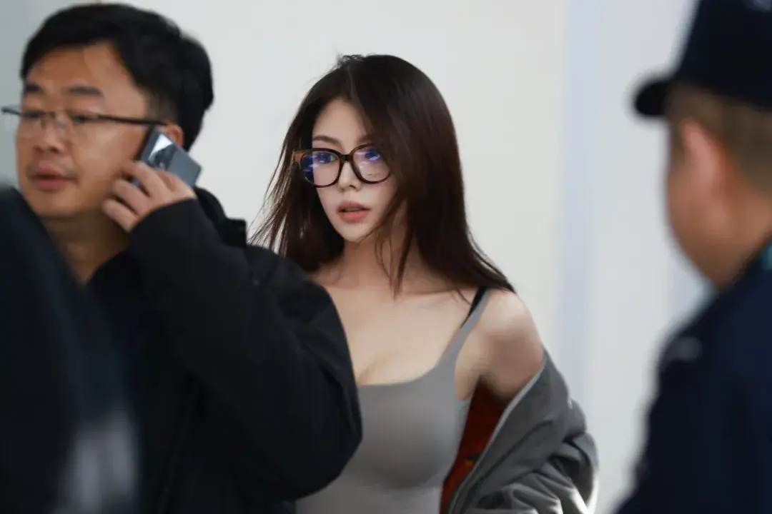 An hoa kho ngo khi du trend 'chup len' o san bay hinh anh