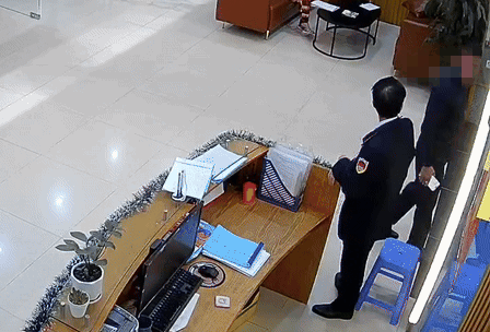 Quen the ra vao, cu dan chui boi, xo nga bao ve chung cu hinh anh