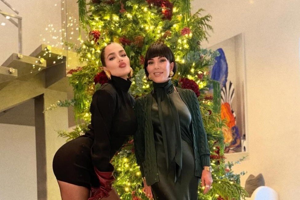 Trao luu 'cay thong tran trui' gay tranh cai mua Giang sinh 2025 hinh anh