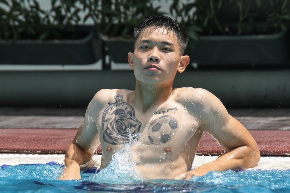 Hinh xam dac biet tren nguc cua Dinh Bac hinh anh