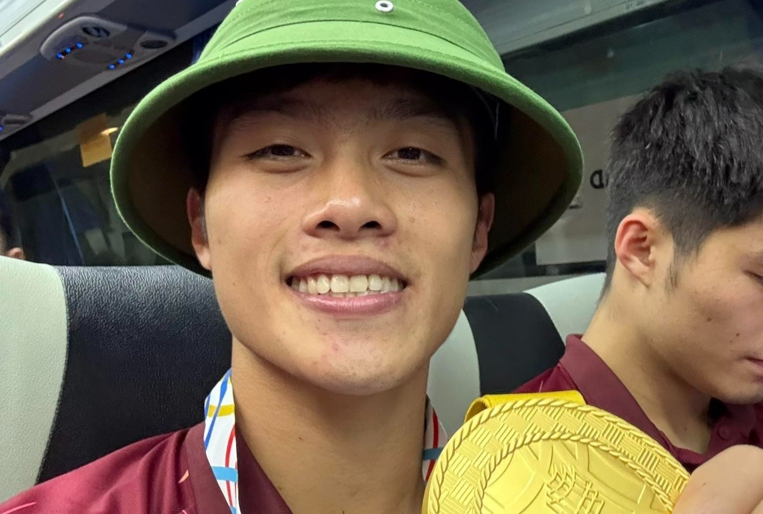 Cau thu U22 doi mu coi, khoe huy chuong sau tran thang nghet tho hinh anh