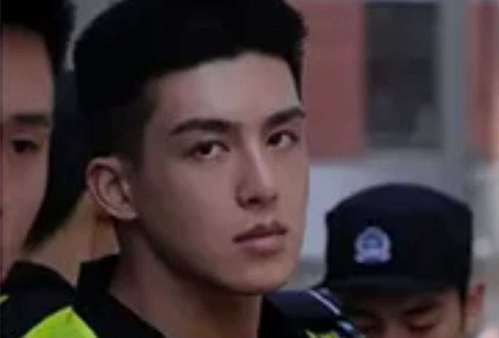 Nam canh sat gay bao vi qua giong 'tai tu dep trai nhat Trung Quoc' hinh anh