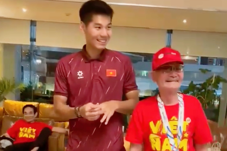 Cau thu U22 Viet Nam duoc ong ngoai thuong nong nhan vang 5 chi hinh anh